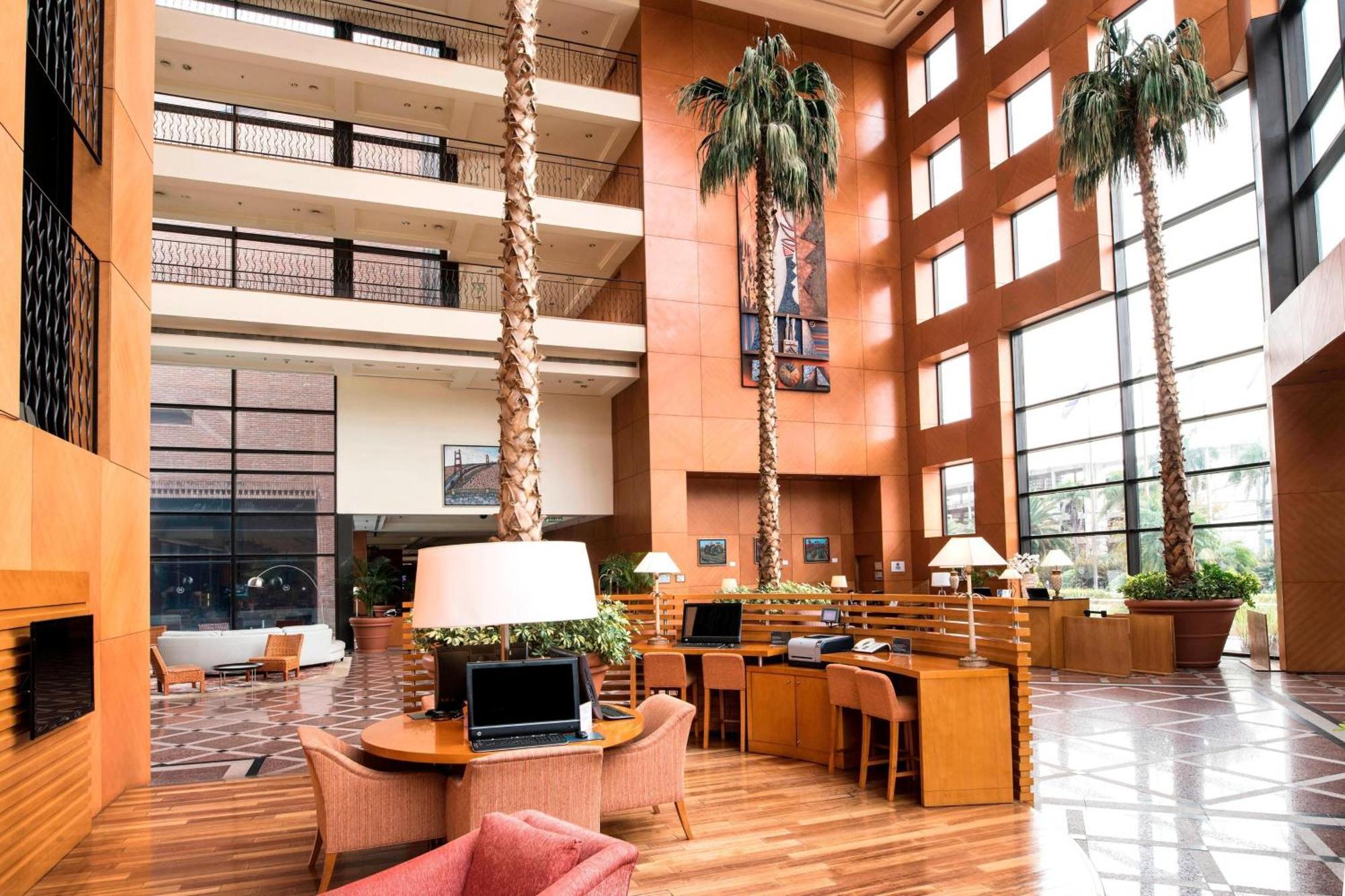 Sheraton & Convention Center 5*